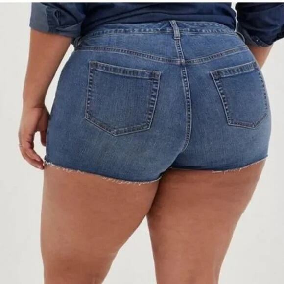 Torrid Plus Size Denim Shorts Blue Jean High Rise Frayed Hem Casual plus size 20 - Picture 2 of 9